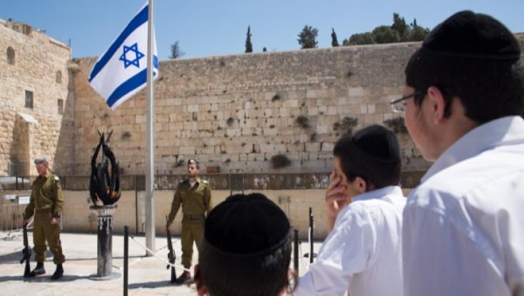 חרדים צריכים לעמוד בצפירה, אך יכולים להימנע מכך גם בלי לעורר מהומה