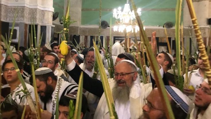 צפו: תפילת חג מוזיקלית בניצוחו של הרב שמואל אליהו