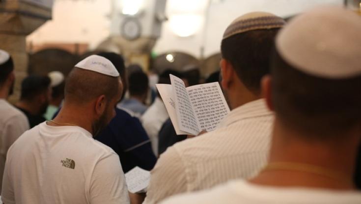 פרשת ויקרא: האם אפשר לענות לקדיש שומעים ברחוב?