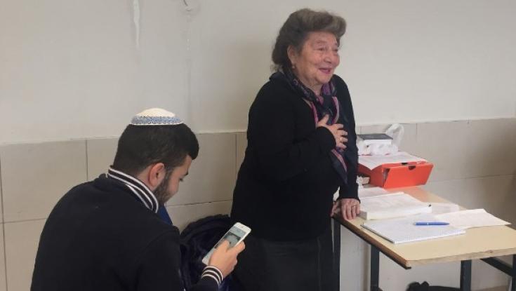 "דמות להערצה": מחווה מרגשת למורה בת ה-82