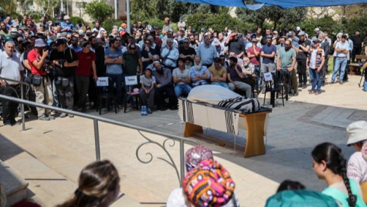 "הקב"ה קטף אותך מהר מדי": עדיאל קולמן הובא למנוחות 