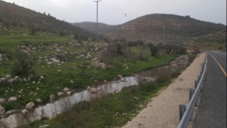מפגע ביוב קשה ליד כביש חוצה בנימין