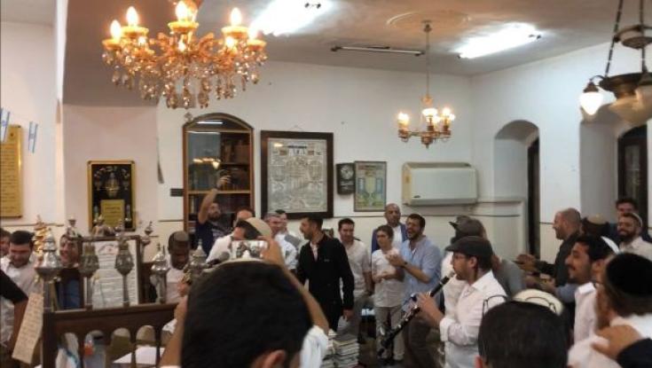שו"ת S.M.S: אסור להשלים מנין אם רק אישה אומרת בו קדיש