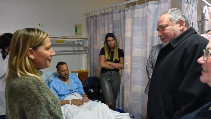ליברמן לפצועים: "נסגור את החשבון עם מניחי המטען"