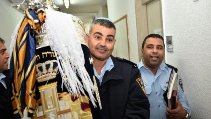 לזכר חללי המשטרה: הכנסת ספר תורה בתחנת אשקלון