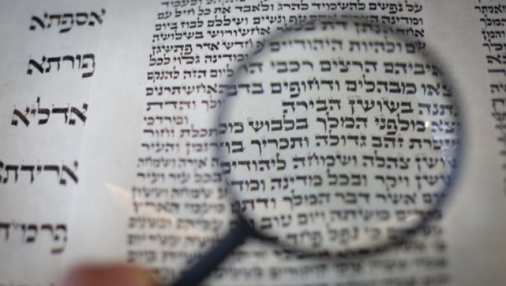 מגילת אסתר: להיות ניצב או גיבור?