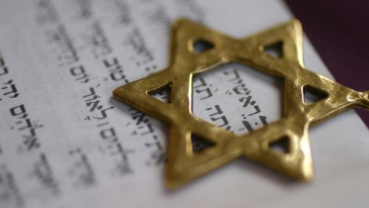 אנגליה: השוואה מקוממת בין מגן דוד לצלב קרס