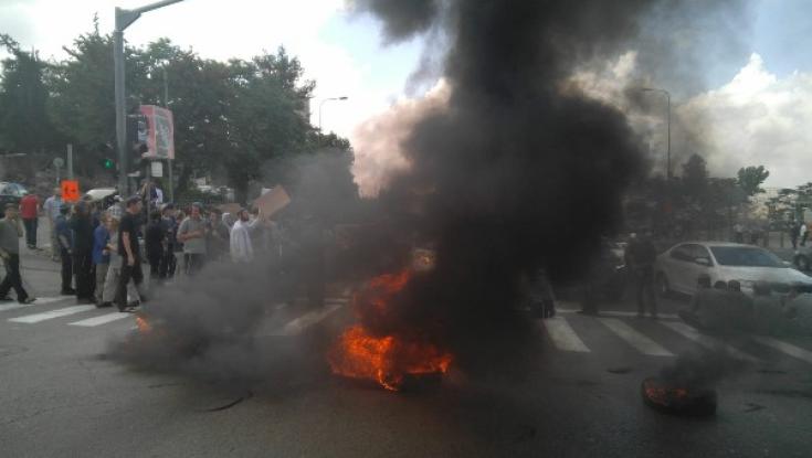 במחאה על הפינוי: מפגינים חסמו את הכניסה לירושלים