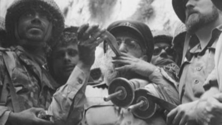 הרב גורן: "למנוע שירת גברים ונשים בכותל המערבי"