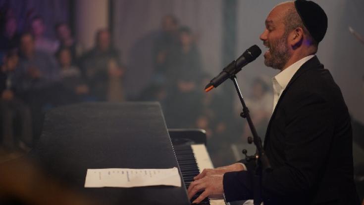 צפו: יונתן רזאל בגרסה משלו לשיר "השקדיה פורחת"
