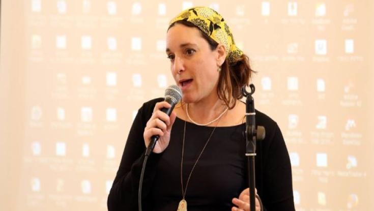 "ילדים הנמצאים עד שמונה בערב עם אדם זר - הם ילדים עצובים"
