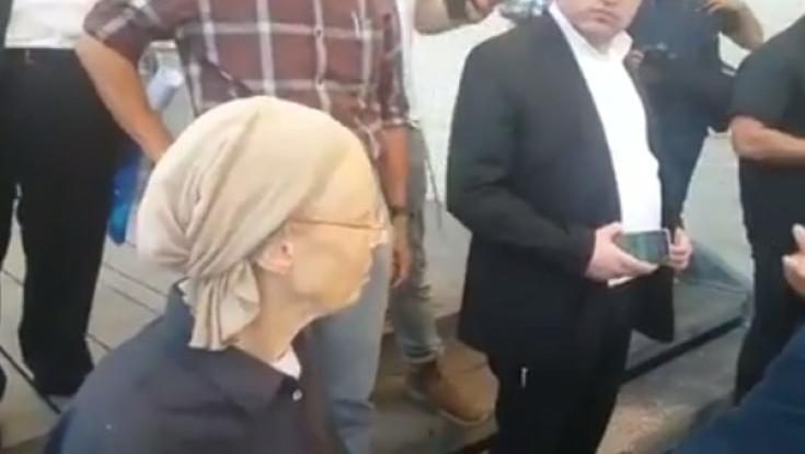 צפו: האישה שניצלה מנפילת האבן בכותל מברכת הגומל