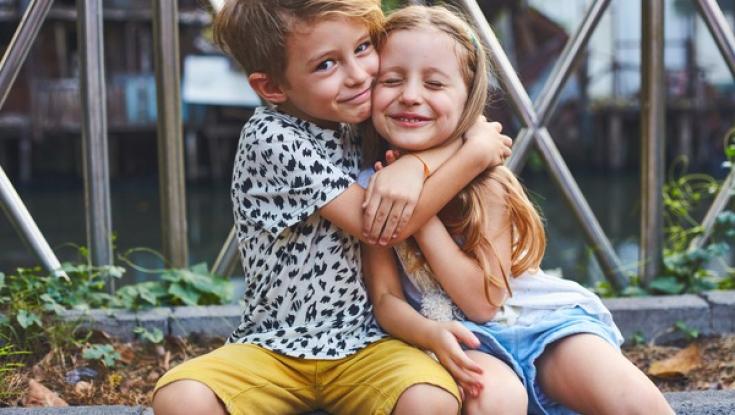 שו"ת S.M.S: האם לאדם מותר לחבק את אחותו?