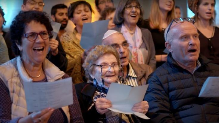 צפו: ניצולי שואה ובני משפחותיהם שרים "חי"