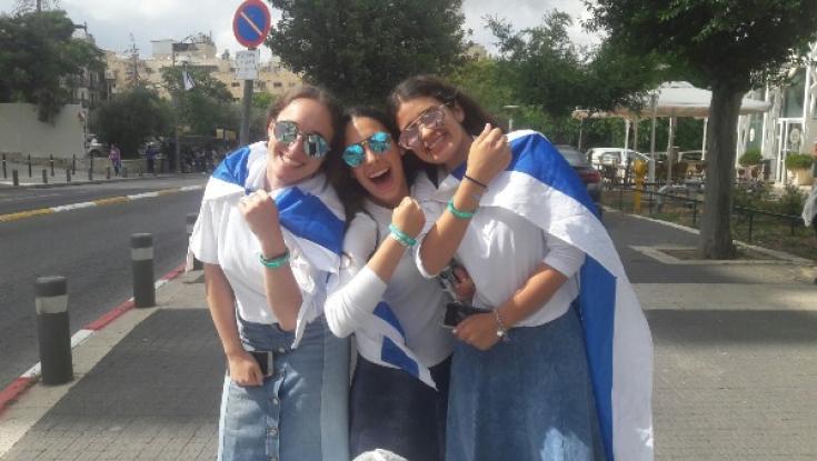 ירושלים בלב שלי - אלפי צמידים חולקו במהלך ריקוד הדגלים