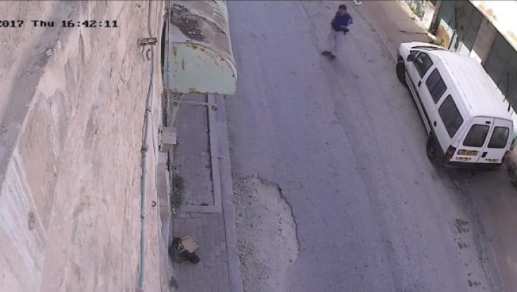 צפו: משקיף זר מבצע פשע שנאה לרכבו של תושב יהודי בחברון