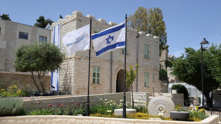 בגלל תמונות נשים: שלטי ההתנצלות המפתיעים שנתלו בצפת