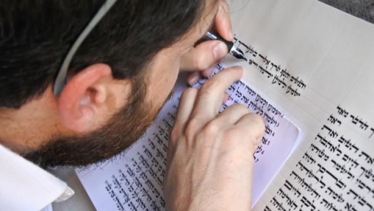 האם יש חובה על כל אחד לכתוב ספר תורה?