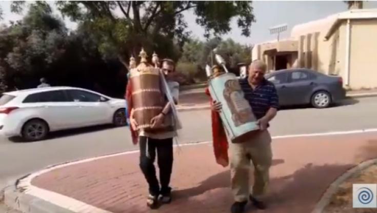 תושבים בגמזו פונו מהמושב יחד עם ספרי התורה