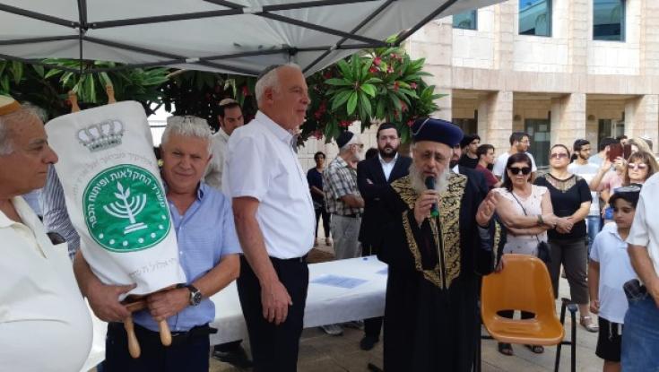 לראשונה: משרד ממשלתי רכש ספר תורה לבית הכנסת במשרדו