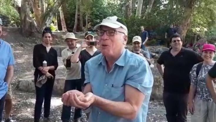 מנסה להרגיע: השר אורי אריאל משכשך רגליים בצפון