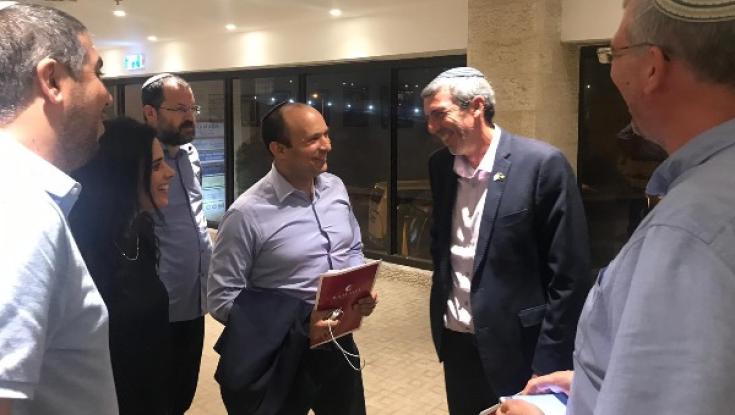 המו"מ על גוש הימין: טרם הושגה הסכמה סופית - הצוותים ייפגשו הבוקר