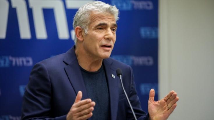 בניגוד לבנט - לפיד תוקף: "הרוסים ביצעו פשעי מלחמה"