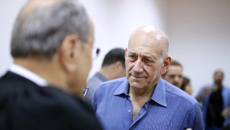 אולמרט: "ראש הממשלה עמד היום כראש כנופיה". הליכוד: "מגוחך לקבל הטפות מאסיר לשעבר"