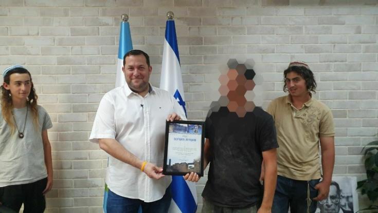 תעודת הוקרה ליורה במחבל בשומרון
