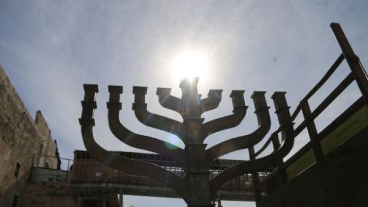 החנוכייה המסורתית הוצבה בכותל המערבי