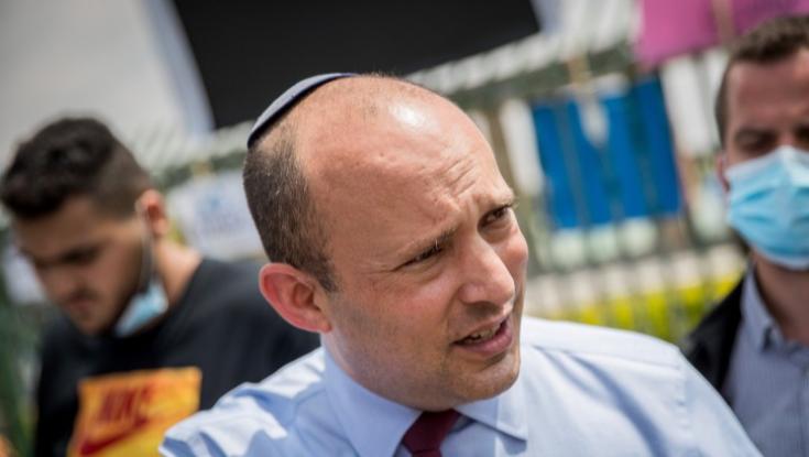 בנט תוקף: "הממשלה מהמרת על חיי הילדים שלנו"
