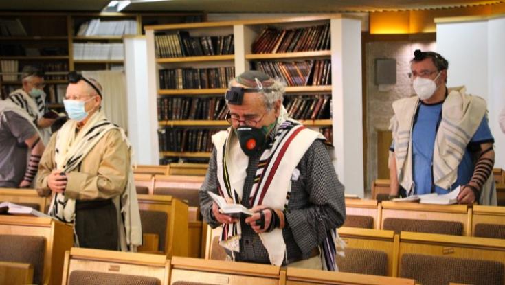 "בִּמְתֵי מִסְפָּר חִלִּינוּ פָנֶיךָ": סליחה לתענית אסתר - על הקורונה