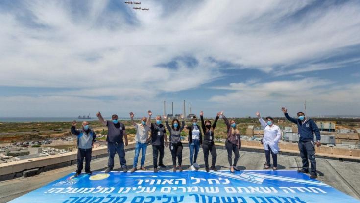 צפו: המטס חלף מעל בתי החולים, הצוותים הרפואיים יצאו להודות ולהריע
