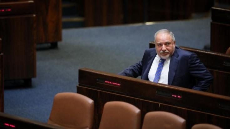 ליברמן ממשיך במתקפה, ומגייס את הרב צבי יהודה קוק