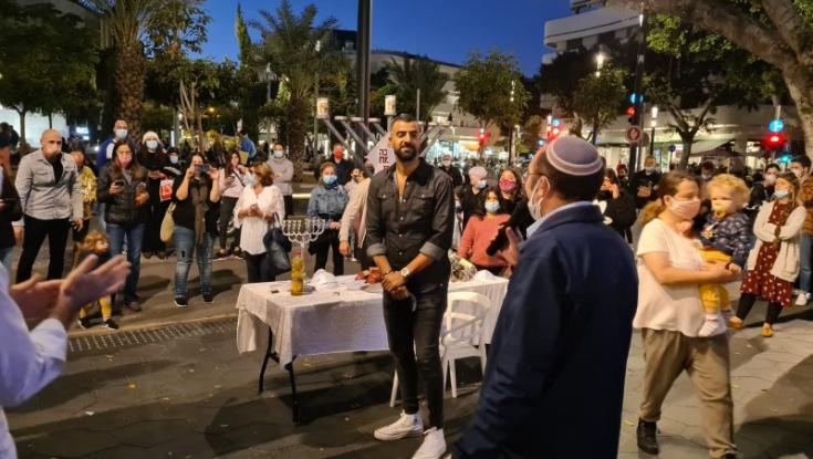 ראש יהודי מאירים את כיכר דיזנגוף