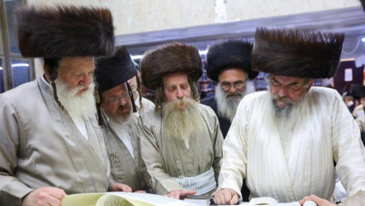 צפו: קריאת מגילה בקבר מרדכי ואסתר
