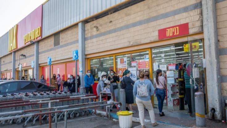 עימות בין נתניהו וגנץ בדיון על פתיחת המסחר: "שוחד בחירות"