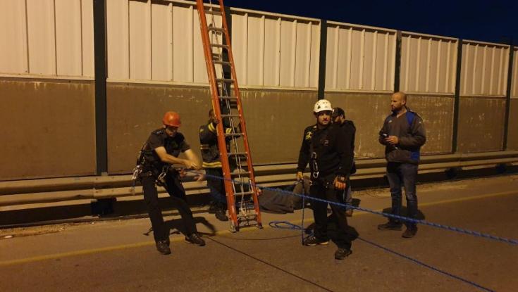 אדם שניסה להתאבד חולץ מגשר המנהרות: צפו בדרמה