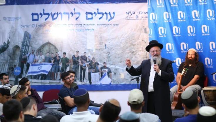 הרב אליהו בשיחה לבני נוער "אתם חלק מהעם החכם בעולם"