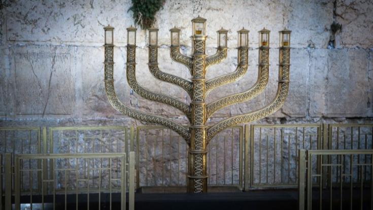 על צ'חצ'חים, בוטים ומנשקי מזוזות, סיפור עדכני לחג החנוכה