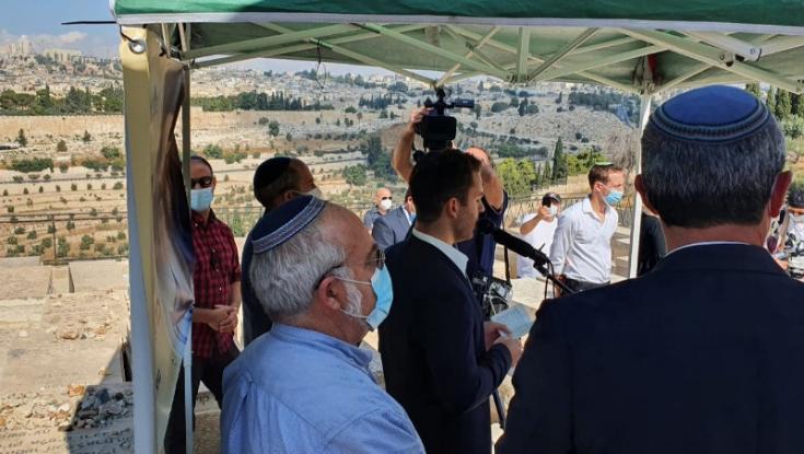 "להניף את דגל התקווה": האזכרה השנתית לרב קוק