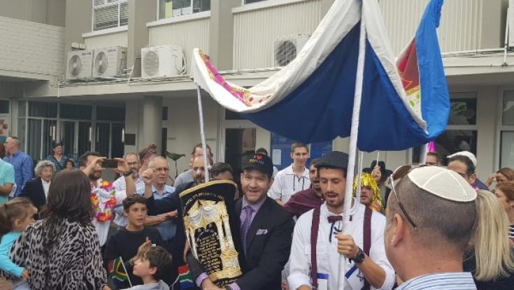 חודשיים אחרי שריפת בית הכנסת - הכנסת ספר תורה