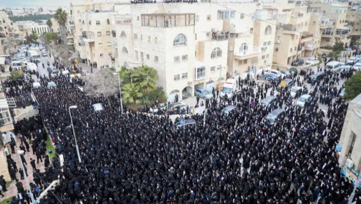 עשרות אלפים מצטופפים בלוויה בירושלים, ללא התערבות המשטרה | צפו בתיעוד