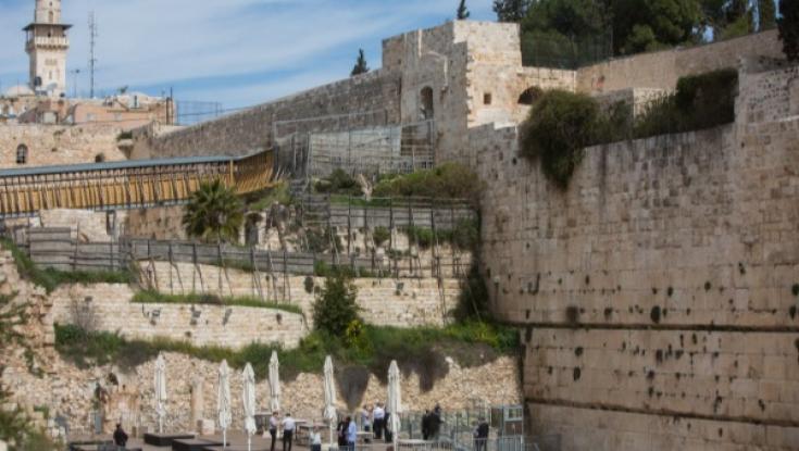 כדי לשמור על קדושת הכותל: הרב לאו הורה על פירוק גרם מדרגות ברחבה