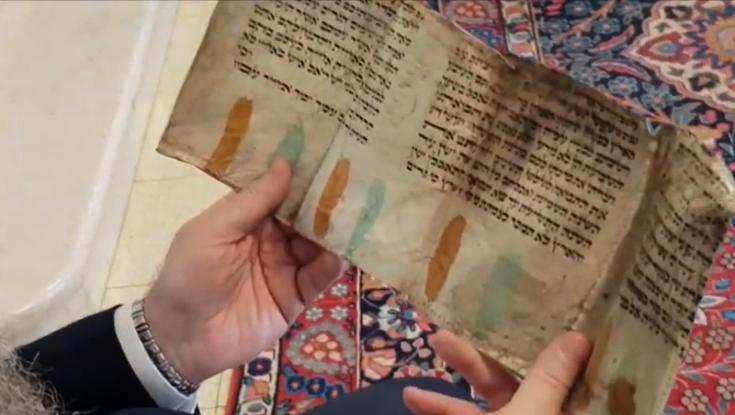 עת לכל חפץ: ספר התורה שהפך לארנק