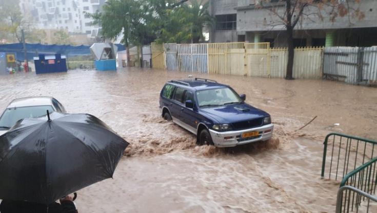 כמויות אדירות של גשם, הצפות, חסימות ולכודים באזור חיפה