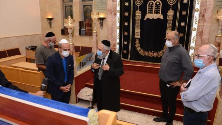 רוני גמזו סייר בבתי הכנסת: "בוחנים את ההגבלות"