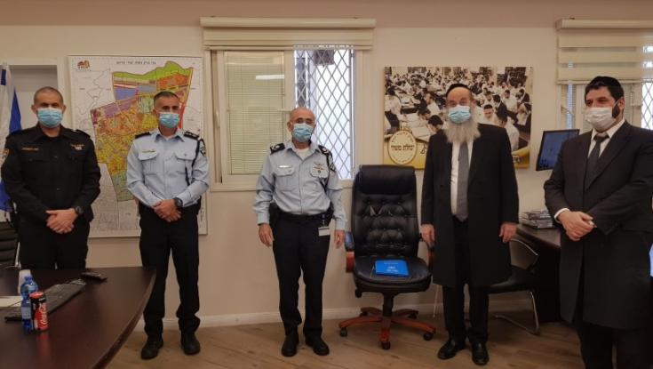 ראש העיר בני ברק עם מפקד המחוז: תכנית משותפת להשבת השקט והסדר לעיר