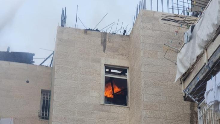 שרפה בבניין מגורים בירושלים. חשש ללכודים במקום