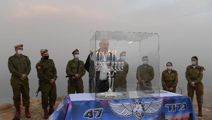 נשיא המדינה הדליק נר חנוכה עם החיילים המגנים על גבול הבקעה